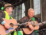 Paul Daly und Oberbürgermeister Dieter Reiter spielten u.a. "The Wild Rover" auf der Bühne Odeonsplatz (©Foto:Martin Schmitz)